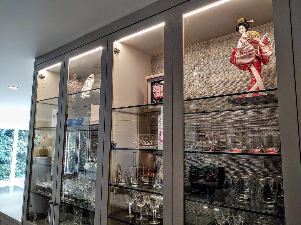 Glass display cabinets illuminated with integrated lighting